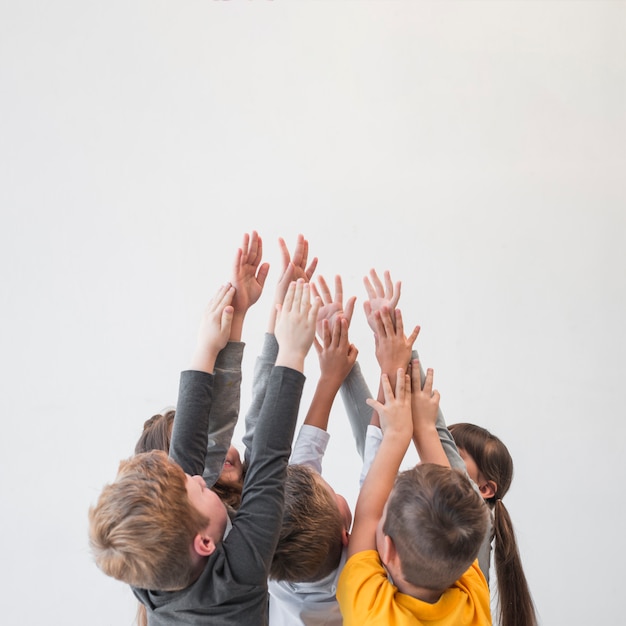 Foto crianças, com, seu, mãos cima