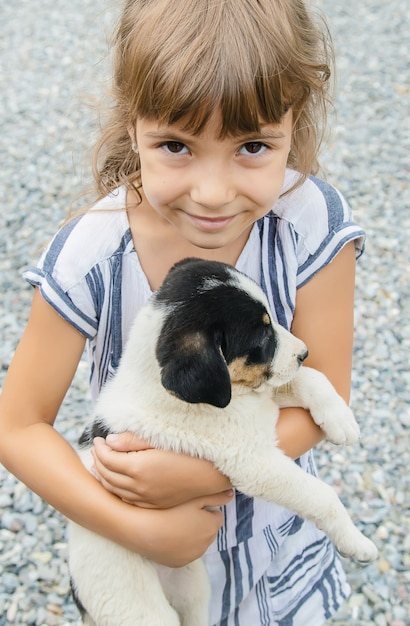 Crianças com um cachorrinho.