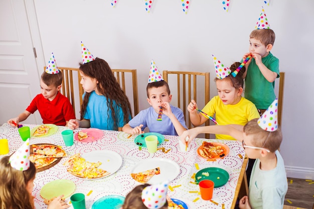 Crianças comemoram juntos o aniversário do amigo em casa