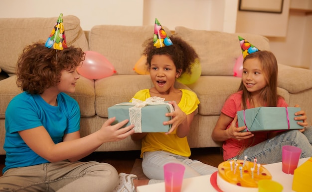 Crianças comemorando aniversário e parecendo felizes