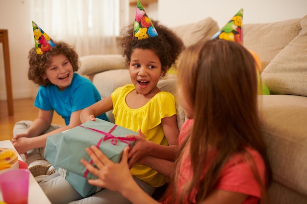 Crianças comemorando aniversário e parecendo felizes