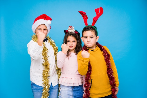 Crianças comemorando o dia de crhistmas fazendo expressões