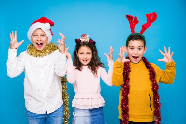 Crianças comemorando o dia de crhistmas fazendo expressões