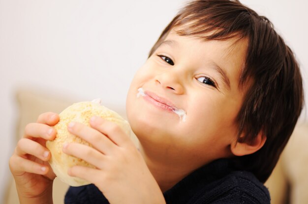 crianças comendo