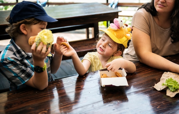 Crianças compartilhando comida juntos