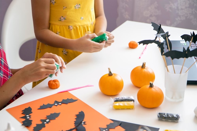 crianças criam um DIY para o Halloween