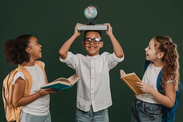 Foto crianças da escola brincando juntas