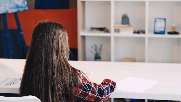 Crianças da escola de arte pintando lição artística menina