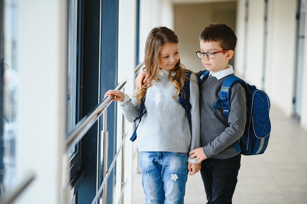 Crianças da escola de uniforme juntos no corredor Concepção de educação