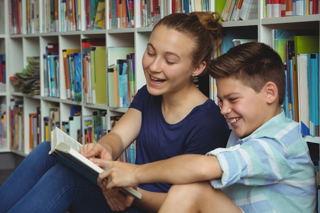 Crianças da escola lendo livros na biblioteca da escola