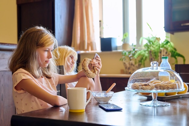 Crianças da família duas irmãs comendo em casa