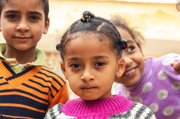Crianças da África. Retrato de uma menina egípcia na rua. Egito