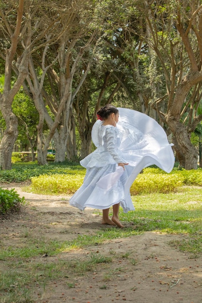 Crianças dançando a dança marinera peruana.