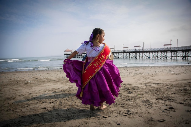 Crianças dançando marinera em Huanchaco Trujillo Lima Peru