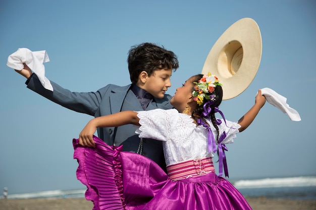 Crianças dançando marinera em Huanchaco Trujillo Lima Peru