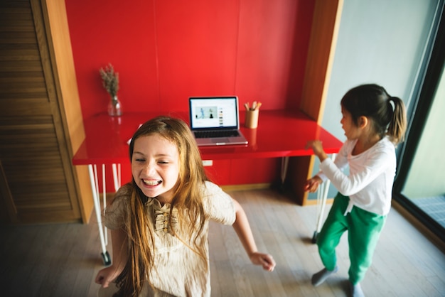 Crianças dançando o conceito de computador de prática