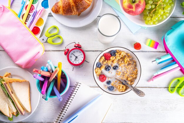 Crianças de escola pequeno-almoço matinal saudável