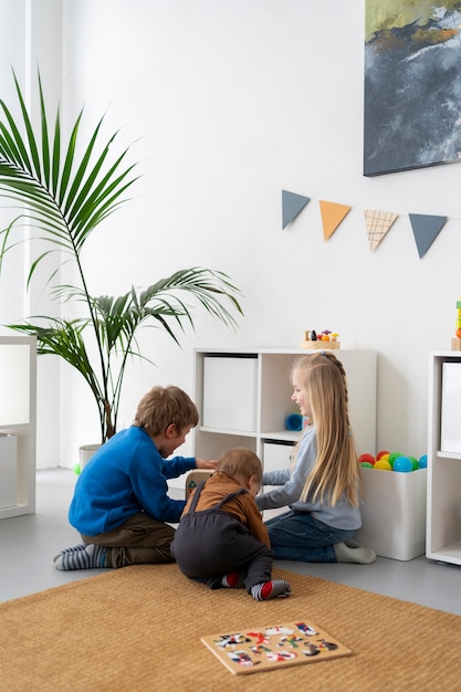 Foto crianças de tiro completo brincando juntos dentro de casa