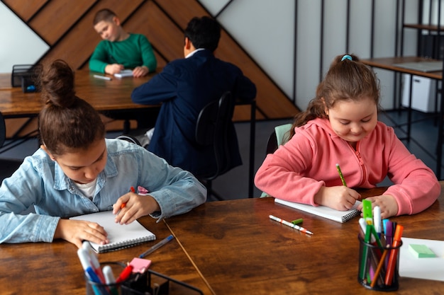 Foto crianças de tiro médio aprendendo na escola