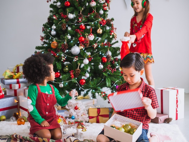 Foto crianças de várias nacionalidades comemoram o dia de natal