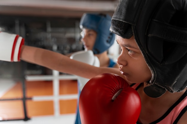 Foto crianças de vista lateral praticando boxe