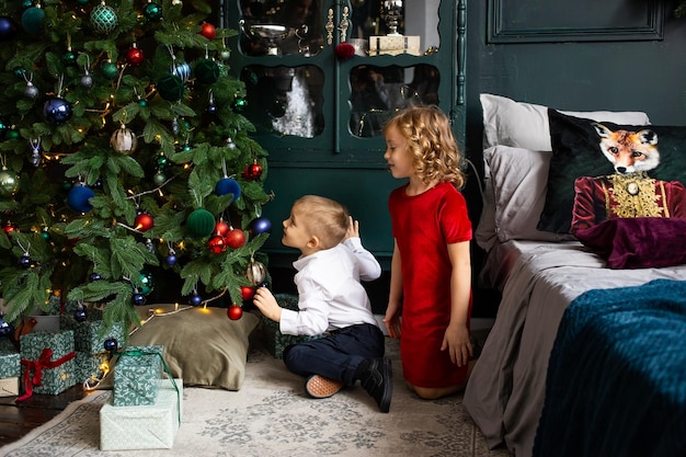 Crianças decorando a árvore de Natal Feliz Natal e Boas Festas