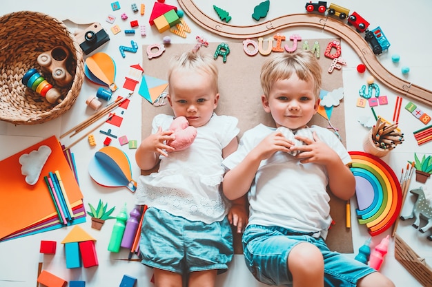 crianças desenham e fazem artesanato de fundo para pré-escola e jardim de infância ou aulas de arte