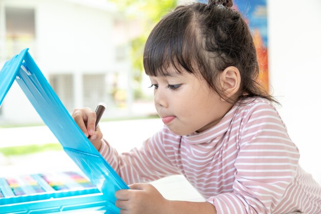 Crianças desenhando com um lápis de cor é uma boa atividade para melhorar a criatividade