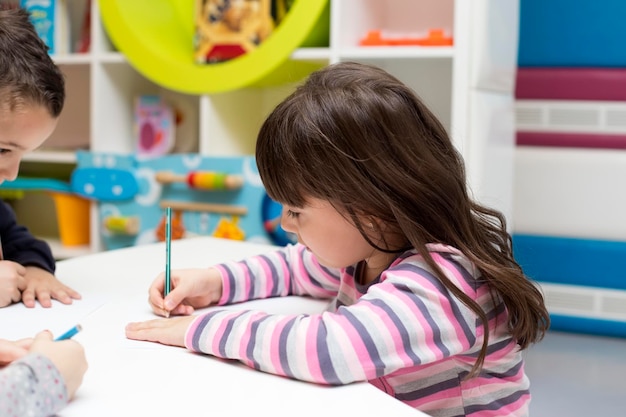 Crianças desenhando na sala de jogos