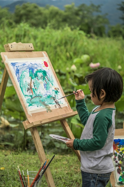 Crianças, desenho de coloração natural em primeiro plano.