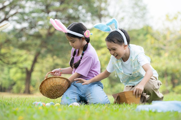 Crianças desfrutando de atividades ao ar livre no parque, incluindo uma corrida para coletar belos ovos de Páscoa