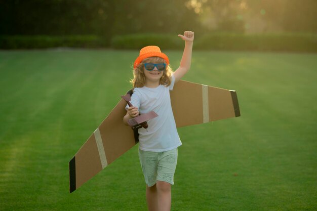 Crianças dia criança menino bebê brincando com avião de brinquedo e sonhando futuro menino feliz piloto brincar