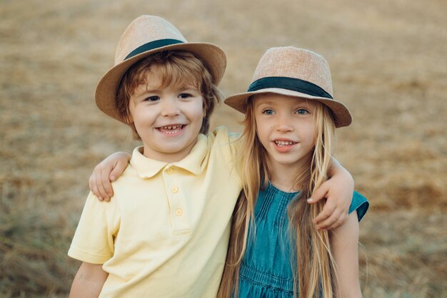 Crianças divertidas ao ar livre no outono verão retrato de uma criança feliz e fofa brincando de amor de infância feliz