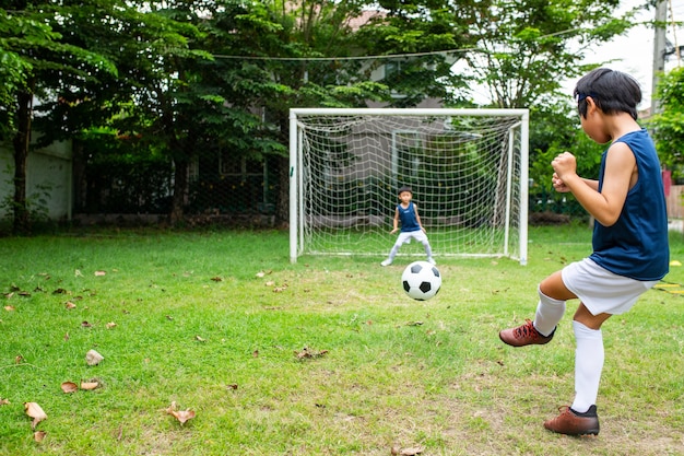 Crianças do futebol asiático se preparam para treinar futebol.