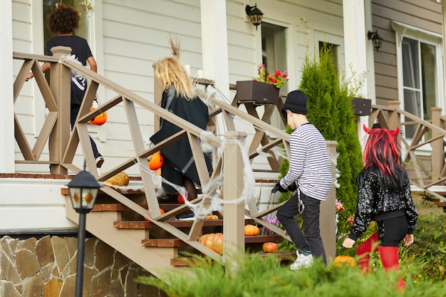 Crianças doces ou travessuras no Halloween