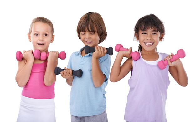 Foto crianças dumbbells para levantamento de pesos e retrato de aptidão e saúde com amigos em fundo branco músculos fortes e crianças felizes juntos no estúdio para equipamentos de ginásio de exercício e treino