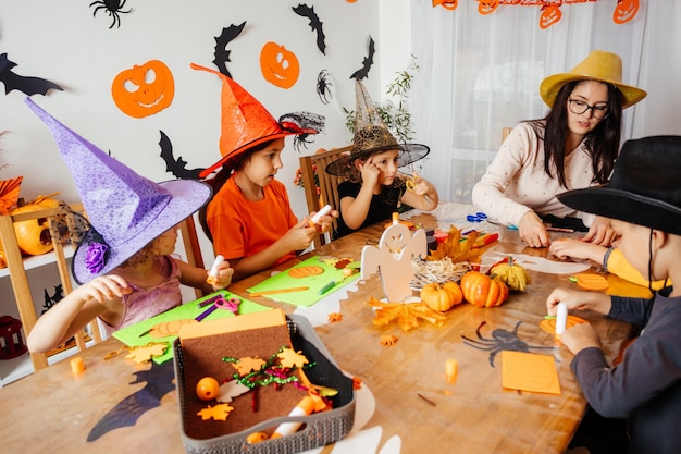 Crianças durante a oficina de halloween na escola primária