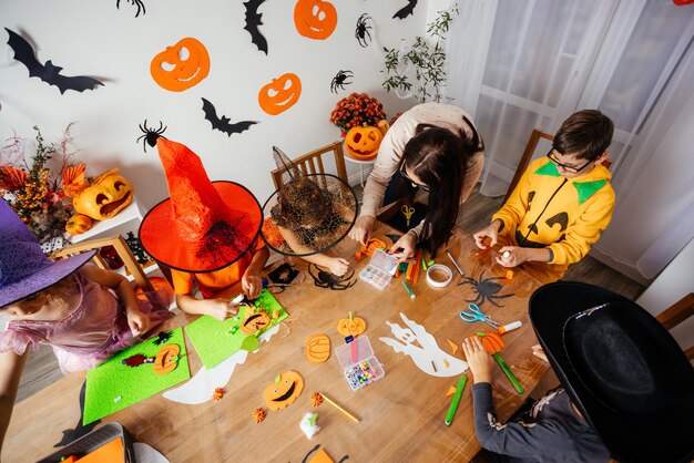 Crianças durante a oficina de halloween na escola primária