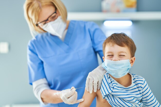 Crianças durante a vacinação no hospital. Foto de alta qualidade