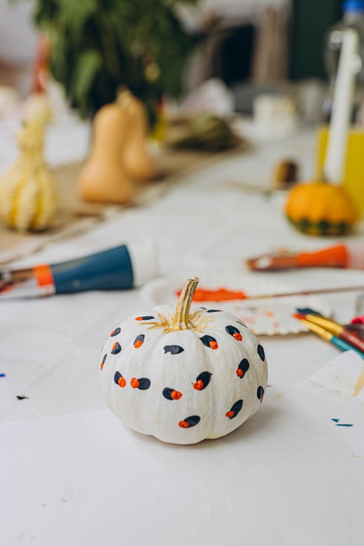 Foto crianças e adultos pintando abóboras para o halloween desfrutando de uma atividade divertida e criativa juntos