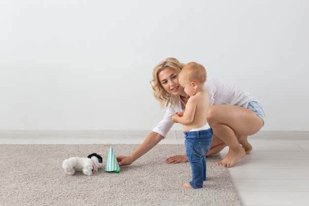 Crianças e mães solteiras conceito brincando com seu bebê