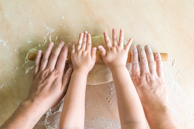 Crianças e pai mãos rolou massa