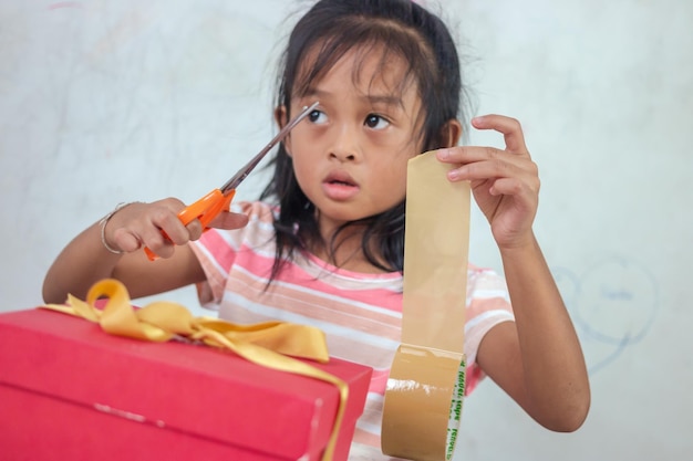 Crianças e presentes caseiros para surpreender a mamãe