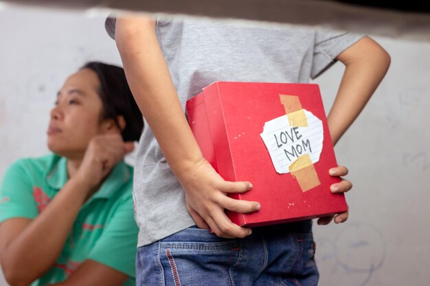 Crianças e presentes caseiros para surpreender a mamãe