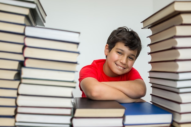 Crianças em biblioteca com livros