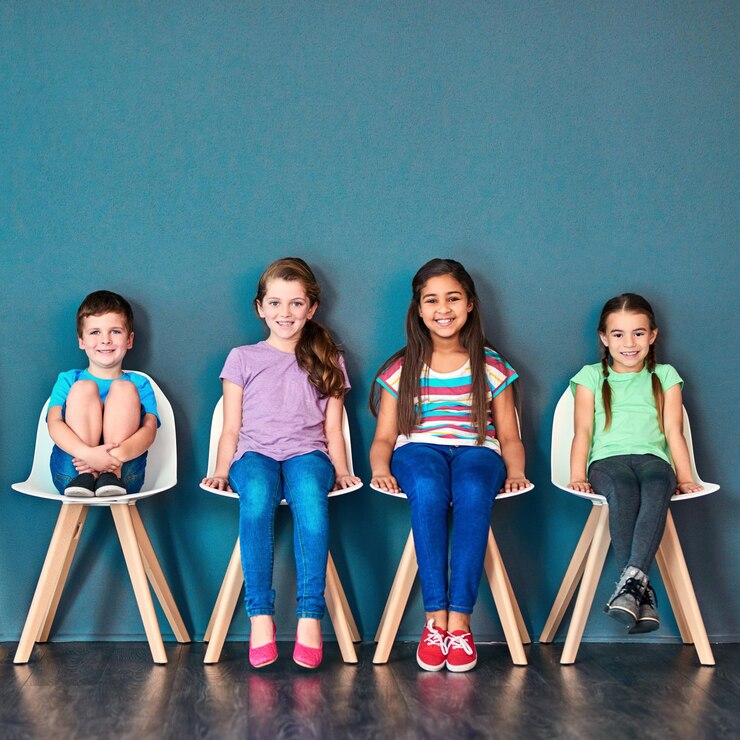 Foto crianças em cadeira e fila com retrato em estúdio para desenvolvimento de conhecimento ou aprendizagem na escola alunos e crianças felizes com sorriso na academia para bolsa de estudos de educação ou crescimento acadêmico juntos
