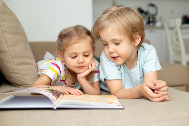 Foto crianças em casa lendo