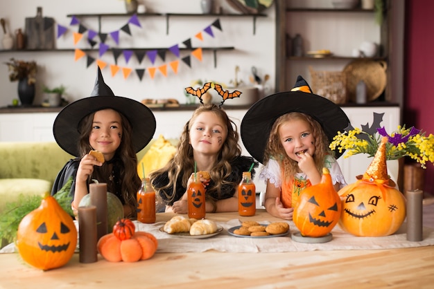 Crianças em fantasias de halloween com abóbora enganada no feriado