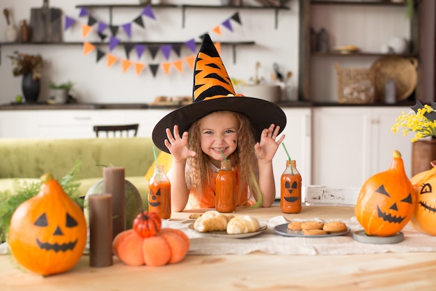 Crianças em fantasias de halloween com abóbora enganada no feriado