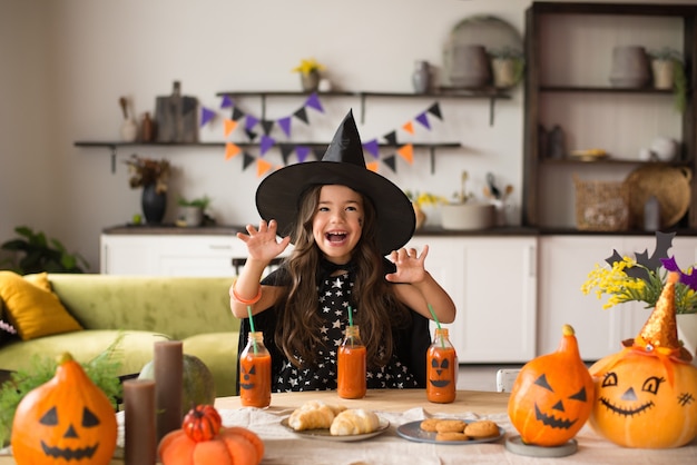 Crianças em fantasias de halloween com abóbora enganada no feriado